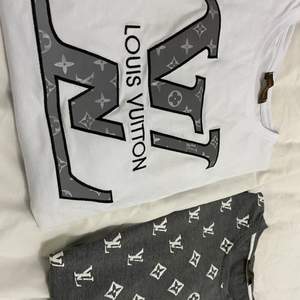 Säljer 2 stycket Louis Vuitton t-shirts. Den vita är i storlek L och den gråa är i storlek M. (Men båda sitter som M.  En för 300kr eller båda för 500