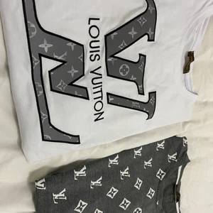  Louis Vuitton t-shirts - Säljer 2 stycket Louis Vuitton t-shirts. Den vita är i storlek L och den gråa är i storlek M. (Men båda sitter som M.  En för 300kr eller båda för 500