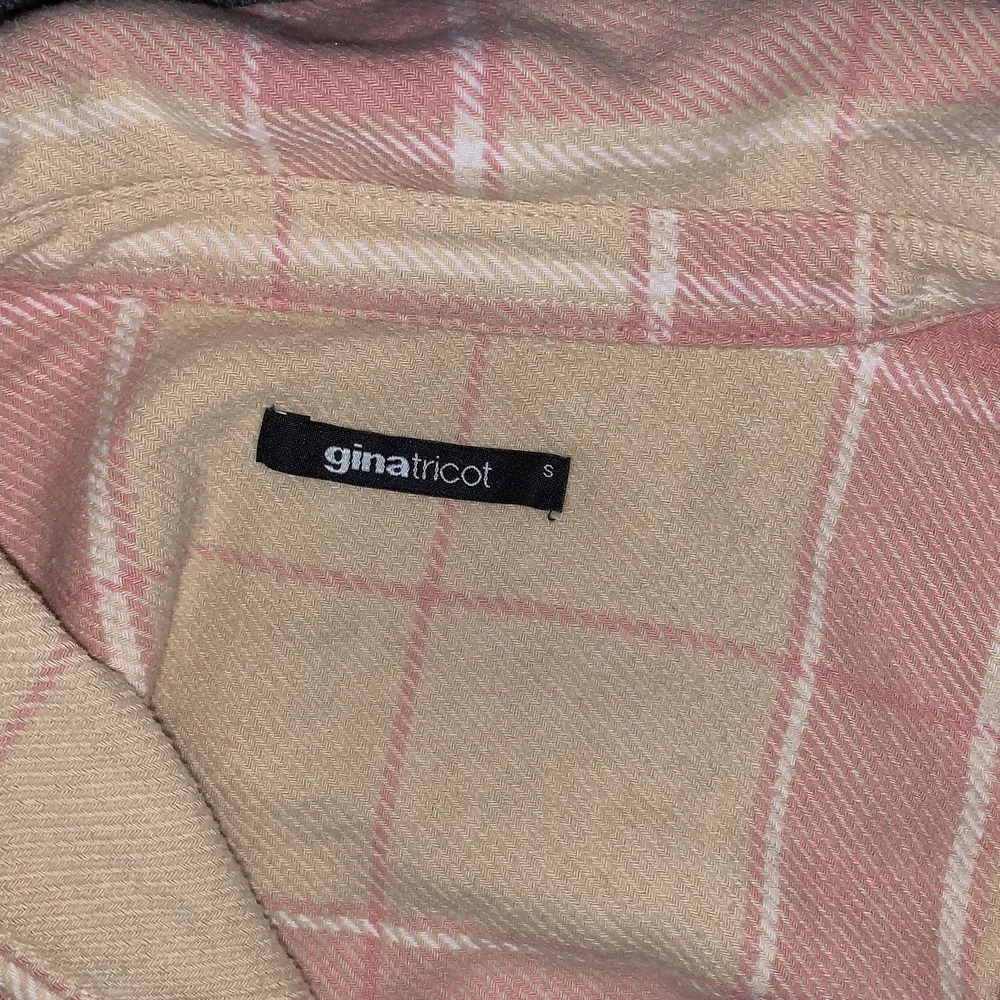 Denna flanell jacka eller tröja är i st S och aldrig använd typ eftersom de inte är min stil längre, köp direkt för 100kr +frakt, inga defekter på tröjan och alla knappar finns på fortfarande!!. Jackor.