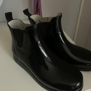 Tretorn Charly Boots  - Äkta samt helt nya boots från Tretorn Charly! HELT OANVÄNDA och NYSKICK( har bara provat dem)! Storleken motsvarar 39. Väldigt bekväma att gå i men säljer dem pga att de är lite tighta på mig. Skulle säga att de skulle också passa som storlek 38 
