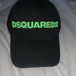Dsquared2 - säljer min dsquared2 keps, väldigt sparsamt skick använd cirka 5 gånger. Köpt på NK, kvitto finns. Pm för bild eller pris