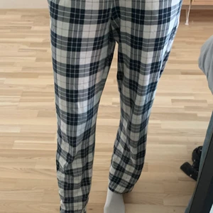 Rutiga pyjamasbyxor - Säljer mina rutiga pyjamasbyxor från kappahl. Väldigt populära och slutsålda på hemsidan. Nypris 300kr. Använda en gång.💖💖 Storlek xs men passar mig som vanligtvis har S