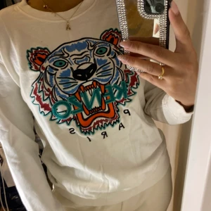 Kenzo tröja  - Den har några små små fläckar som inte syns mycket, har tvättat den vanligt bara men kanske går bort med nåt bättre knep.  Kan fraktas o mötas 