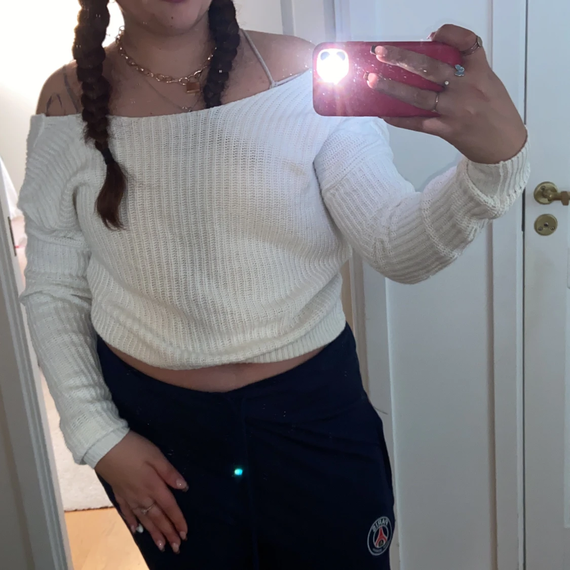 En vit stickad kofta  med ryggen öppen 