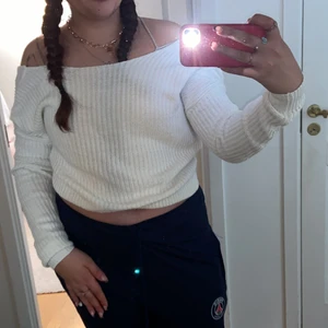 En vit stickad kofta  med ryggen öppen  - En vit stickad kofta som är öppen på ryggen tyvär så kommer den inte till användning längre 🥰