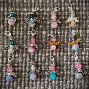 Lyckoänglar / skyddsänglar ❤️ - Säljer Söta lyckoänglar / skyddsänglar som jag och min dotter tillverkar ❤️ Man kan bestämma vilka färger man själv vill ha, vi har dom flesta 💕 Man kan även välja om man vill ha guld eller silver vingar. Dessa är otroligt söta ❤️ Organzapåse medföljer ❤️ Lika fin att ha själv som att ge bort i present 🥰 Man kan ha dom både som tex  nyckelring eller på sin väska. Man kan även få dom i örhängen (nickelfria) !