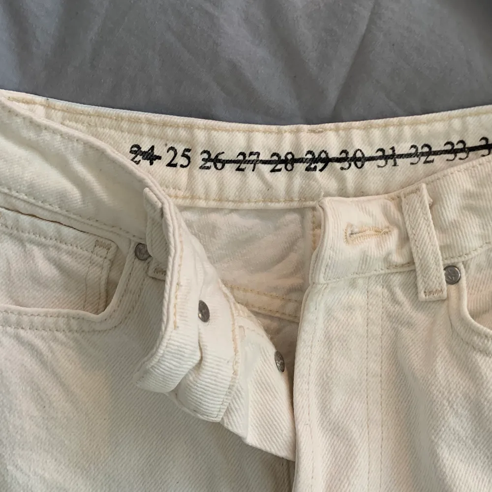 Cremevita raka jeans från bikbok. Såå fina men kommer tyvärr inte till användning längre. Använda fåtal gånger men väldigt fint skick💖💖 Nypris 600kr. Jeans & Byxor.