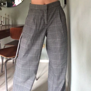 Rutiga kostymbyxor  - Stilrena klassiska kostymbyxor från monki. Storlek 36, avslappnad passform. Bra skick! Köparen står för frakt!! 