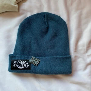 Random Bastards mössa - Merchmössa från kollektivet Random Bastards. Också en pin på som jag satt på själv, men den är bara ta bort om man inte vill ha den där. Inga flaws. Fråga om det är nåt! Betala med swish