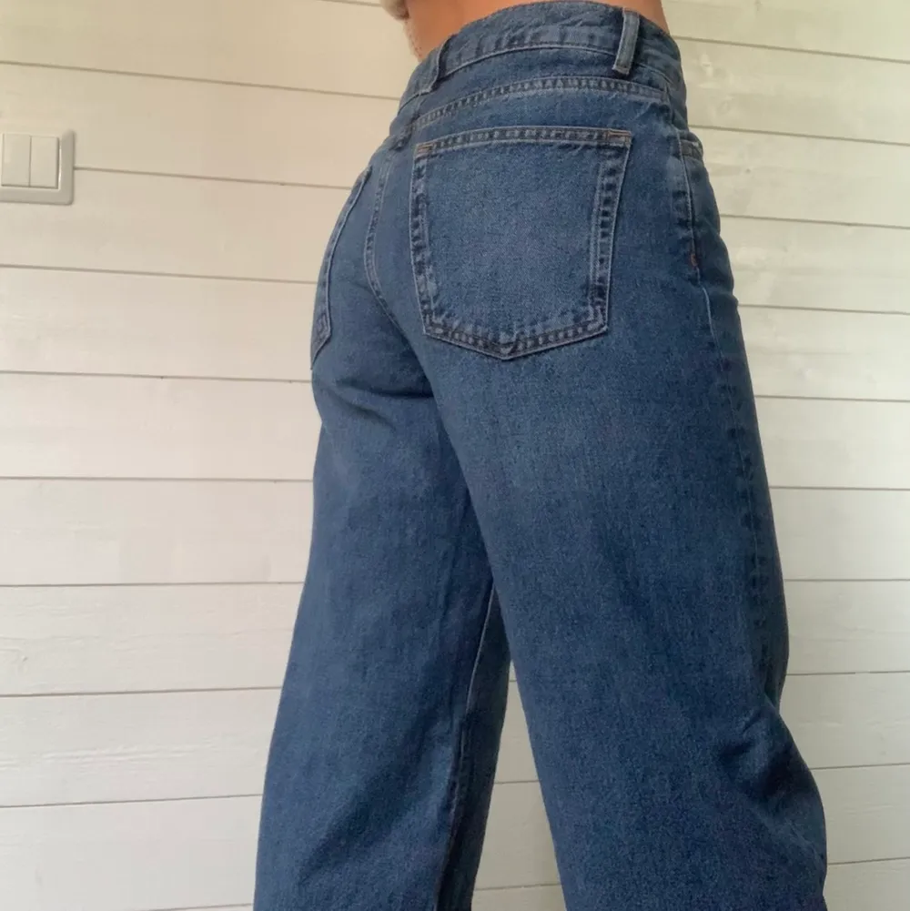 Mörkblåa straight leg jeans som även är lågmidjade! Nästan helt oanvända. Bra skick!💕💕. Jeans & Byxor.