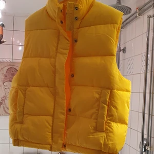 Super fin ny puffer gul väska  - Säljer min super unik och stilig puffer jacka. Som är I mycket bra skick och passar xxs_ m.jackan sitter som över size och matcherar med allt. Den är mysig och tredy.Bara provat och den är slut såld. Finns fler bilder och bud I kommenterna eller köp direct 650.Den passar jätte bra till höst och vår. 