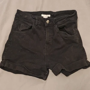 Jeansshorts från HM - Storlek 36, inte andvänt på jättelänge. Okej skick