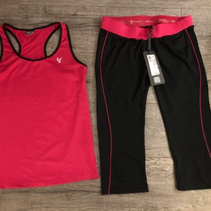 Nytt! Freddy WR UP träningsset!  - Helt nytt set från Freddy WR UP. Ceriserosa & svart! Storlek M men lite litet i storleken så passar nog bäst på en S eller S/M. Nypris 995kr Från hemsidan: ”WR.UP-effekten lyfter och formar rumpan och höften på ett naturligt sätt. Silikonbandet i midjan håller byxorna på sin plats oavsett aktivitet.”