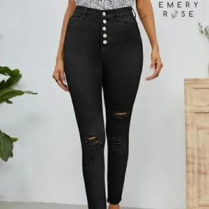 Högmidjade jeans - Superfina högmidjade jeans, köpta på shein för 249kr. Bra material och fin passform, men tyvärr för små för mig. Endast testade. Skriv vid frågor♡