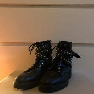 ZARA boots - Strl 38, bra skick. Säljes för 250kr (köpare står för frakten) 