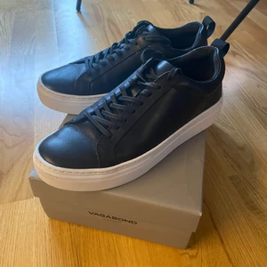 Vagabond Zoe - Ett par vagabond skor i skinn. Använda endast 1 gång, så skorna är som nya.  Nypris: 999 :-. Säljer för 700, pris kan eventuellt diskuteras.