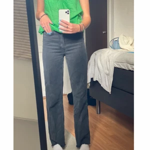 GRÅA ZARA JEANS! - Säljer mina mörkgråa zara jeans!🥰 dom är i storlek 34 o i bra skick! Buda ifrån 250 + frakt!🖤