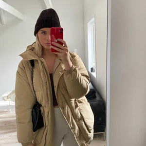 Jacka  - Beige Pufferjacka ifrån zara i storelk S. Använd förta vinter men har köpt en ny❤️
