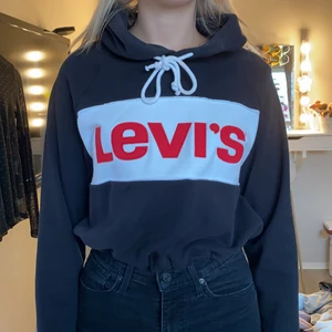 Levis tröja - Levis tröja, aldrig använd storlek S med band i midjan som man kan dra åt. 500kr inkl frakt 🤩