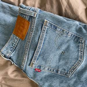 Levis 501 jeans i nyskick, använd cirka 2/3 gånger. Nypris 1199! Köp direkt för 500