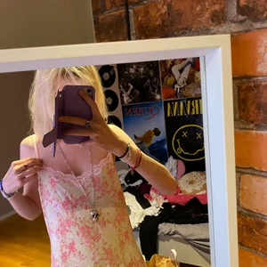 Blommig spetsklänning - Jättesöt blommig spetsklänning! Passar M-L!