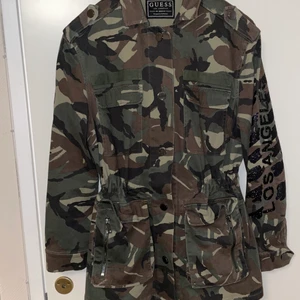 Guess, M - Lätt jacka, storlek M, militärtryck