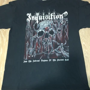 Inquisition tröja :) - En nquisition band tröja i storlek M-L. Köpt i secondhand av misstag men är i bra skick. Tryck på både framsida och baksida ;) (satanistiska tecken)  Frakten ligger med i priset! 