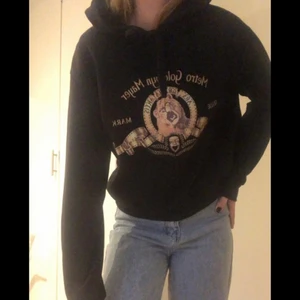 Hoodie med mgm lejon print - Hoodie från h&m devided i nyskick. MGM lion print.