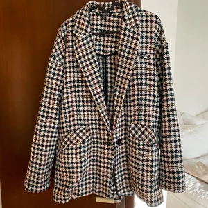 Kavaj jacka från zara - Kavaj jacka från zara, använd fåtal gånger! Storlek s-m. Kan faktas men även mötas upp i Malmö, köparen står då för frakten!☺️