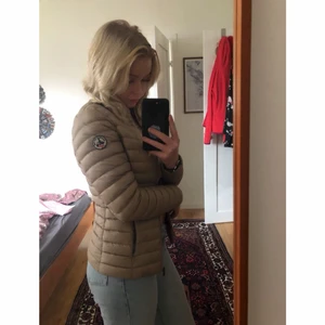Beige jacka - Säljer nu min JOTT Just over the topp dunjacka! Jackan är beige med märket på sidan av armen. Väldigt skön och med fin passform. Köp begagnad men aldrig använd, nypris på jackan går runt 1500kr🤍