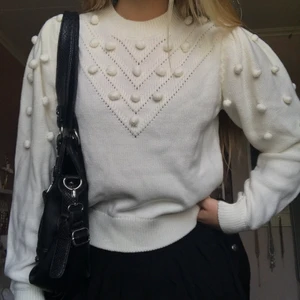 Vit stickad tröja - Mysig stickad tröja med detaljer, 120kr+frakt eller högstbjudande 🤎🍂