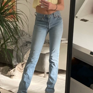 levis jeans - Ett par jätte fina jeans från levis, som tyvärr blivit för små för mig. Men jag är 171 och byxorna går hela vägen ner till skorna! Skriv om ni är intresserade eller vill ha ytterligare bilder. 