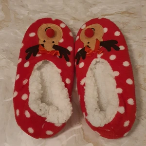 Tofflor - Röda jul tofflor med renar på, aldrig använda pågående av att de varit för små då ja har 39 i skostorlek