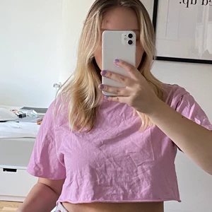 rosa t-shirt  - Säljer pga att den är för liten för mig och då aldrig kommer till användning. 