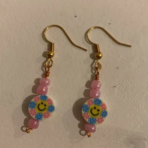 Ett par smiley örhängen  - Ett par örhängen 