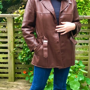 Skinnjacka  - Riktigt ball brun skinnjacka med lite bredare axlar. Äkta getskinn