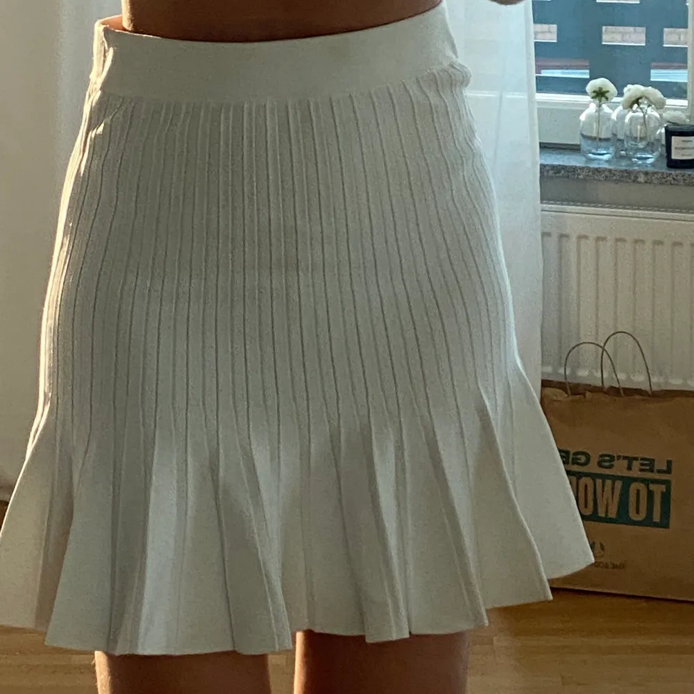 Säljer nu denna fina oanvända kjol som är i storleken M. Jag är egentligen en storlek XS och som ni ser på bilderna så passar den även mig. Säljer för att jag av misstag råkade beställa 2st så säljer vidare en. . Kjolar.