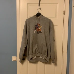 Grå hoodie från fashionbear.se i XL - En grå skön hoodie från fashionbear.se