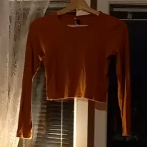 Rostbrun tröja ifrån Monki.