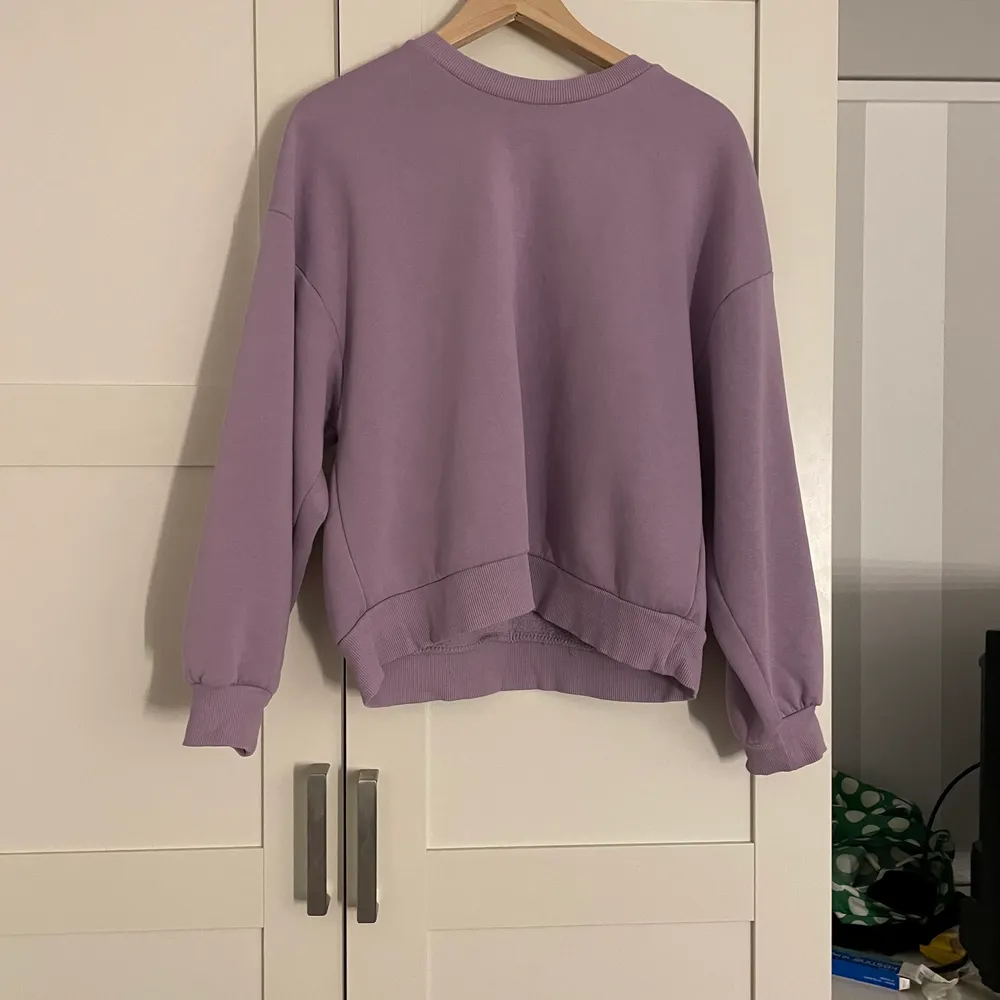 Säljer denna pastell lila sweatshirt från gina i stl M! Syns inte riktigt på bilden att den är lila men det syns i verkligheten. Säljs för 90 kr + frakt❤️❤️. Hoodies.