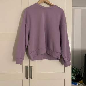 Säljer denna pastell lila sweatshirt från gina i stl M! Syns inte riktigt på bilden att den är lila men det syns i verkligheten. Säljs för 90 kr + frakt❤️❤️