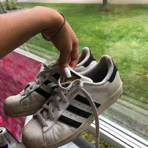 Adidas superstar  - I relativt bra skick dock e dom något smutsiga vilket jag tror går att tvätta bort 