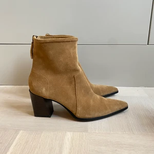 Boots i mocka - Använda ca 3ggr. Frakt tillkommer 66kr 