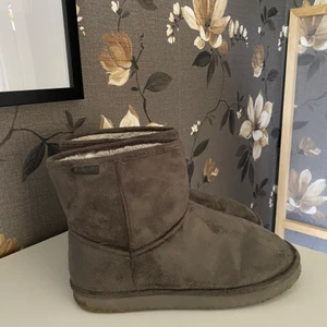 Uggs liknande - Uggs liknade skor från H&M, inte så mycket använda. Storlek 38, lent material.