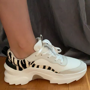 Zara sneakers-  - Säljer mina helt oanvända sneakers från Zara, då dem ej kommit till användning. Köpte för något år sedan med lappen kvar, precis som nya i skicket! Normala i storleken. Nypris 699kr