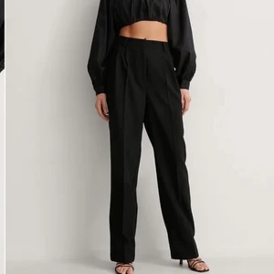 Svarta Kostymbyxor - Säljer dessa svarta kostymbyxor från NA-KD då de va för små. Tog bort lappen så kunde inte skicka tillbaka. Endast testade! Inköpta för ca 500kr. De är i storlek 36 och jag säljer de för 250kr + frakt!