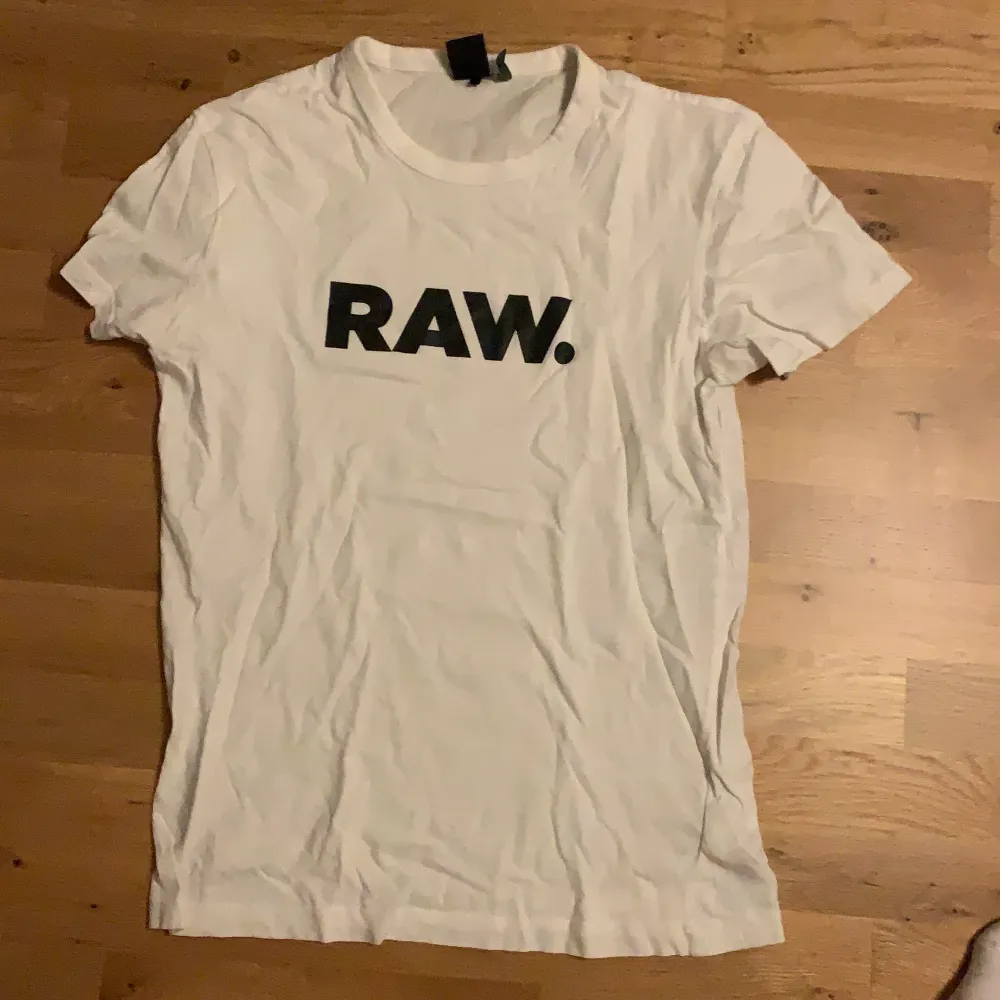 Vit g-star raw t-shirt med tryck, ganska bra skick dock litet hål se bild 2.  Pm för bild eller pris. T-shirts.