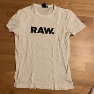 Vit g-star raw t-shirt med tryck, ganska bra skick dock litet hål se bild 2.  Pm för bild eller pris