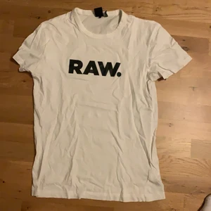 G-star raw t-shirt - Vit g-star raw t-shirt med tryck, ganska bra skick dock litet hål se bild 2.  Pm för bild eller pris