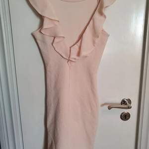 Gullig rosa klänning. Den sitter tajt och är i bra skick. Kom privat för fler bilder:)
